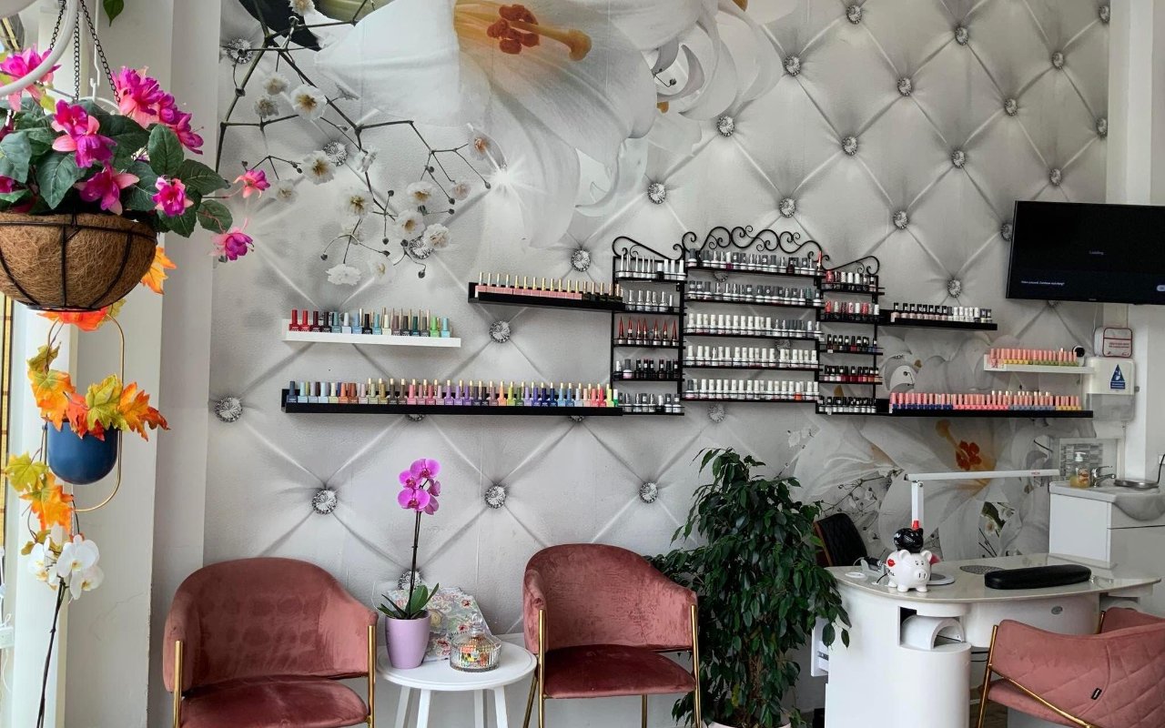 Green Nails Care & Beauty
